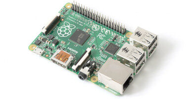une carte Raspberry Pi 2 modèle B, isolée sur fond blanc. Est une série d'ordinateurs monocarte développés par la Fondation Raspberry Pi-380x200