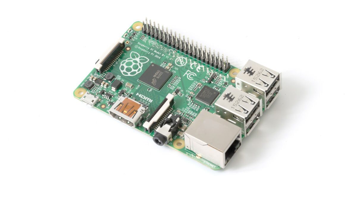 une carte Raspberry Pi 2 modèle B, isolée sur fond blanc. Est une série d'ordinateurs monocarte développés par la Fondation Raspberry Pi